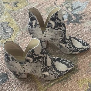 Sz 6.5 Steve Madden Natural snake skin bootie